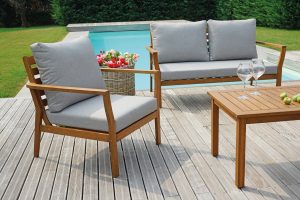 Set Berlino - Composto Da 2 Poltrone, Un Divano A 2 Posti E Un Tavolino - In Legno Di Eucalipto - Con Cuscini Sfoderabili In Grigio