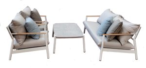 Set Cassis - Composto Da 2 Poltrone, Un Divano A Tre Posti E Un Tavolino 120 X 65 X 38 Cm Con Piano In Ceramic Glass - Effetto Ardesia - Struttura In Alluminio  E Braccioli Teak - Cuscini Sfoderabili  E Pillow