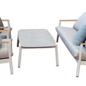 Set Cassis - Composto Da 2 Poltrone, Un Divano A Tre Posti E Un Tavolino 120 X 65 X 38 Cm Con Piano In Ceramic Glass - Effetto Ardesia - Struttura In Alluminio E Braccioli Teak - Cuscini Sfoderabili E Pillow