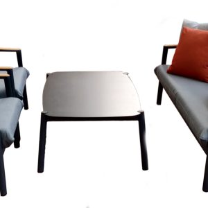 Set Cassis - Composto Da 2 Poltrone, Un Divano A Tre Posti E Un Tavolino 120 X 65 X 38 Cm Con Piano In Ceramic Glass - Effetto Ardesia - Struttura In Alluminio E Braccioli Teak - Cuscini Sfoderabili E Pillow