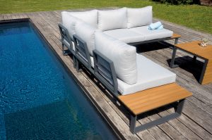 Set Saint Tropez Angolare - Composto Da Due Divani Da 2 Posti E Un Angolare - Tavolino Centrale Più Tavolini Laterali Con Piano In Resin Wood - Struttura In Alluminio Antracite - Cuscini Sfoderabili In Grigio