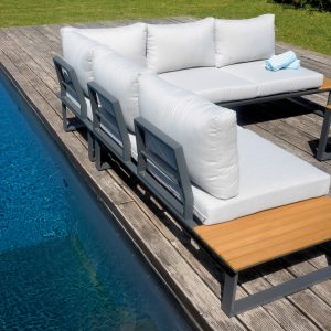 Set Saint Tropez Angolare - Composto Da Due Divani Da 2 Posti E Un Angolare - Tavolino Centrale Più Tavolini Laterali Con Piano In Resin Wood - Struttura In Alluminio Antracite - Cuscini Sfoderabili In Grigio