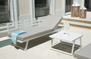 Set Tunisi Angolare - Composto Da 2 Divani A 3 Posti Trasformabili In Lettini - Tavolino 68 X 68 X 41 Cm Con Piano A Doghe Di Alluminio - Struttura In Alluminio  - Cuscini Sfoderabili