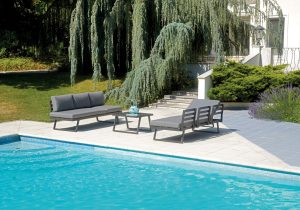 Set Tunisi Angolare - Composto Da 2 Divani A 3 Posti Trasformabili In Lettini - Tavolino 68 X 68 X 41 Cm Con Piano A Doghe Di Alluminio - Struttura In Alluminio  - Cuscini Sfoderabili