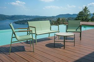 Set Tarquinia - Composto Da 2 Poltrone, 1 Divano E Un Tavolino Con Piano In Ceramic Glass Ø 65 Cm X 41 Cm - Textilene E Struttura In Ferro Epoxy Verde (V) - Braccioli In Resin Wood