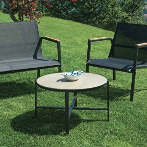 Set Tarquinia - Composto Da 2 Poltrone, 1 Divano E Un Tavolino Con Piano In Ceramic Glass Ø 65 Cm X 41 Cm - Textilene E Struttura In Ferro Epoxy Verde (V) - Braccioli In Resin Wood