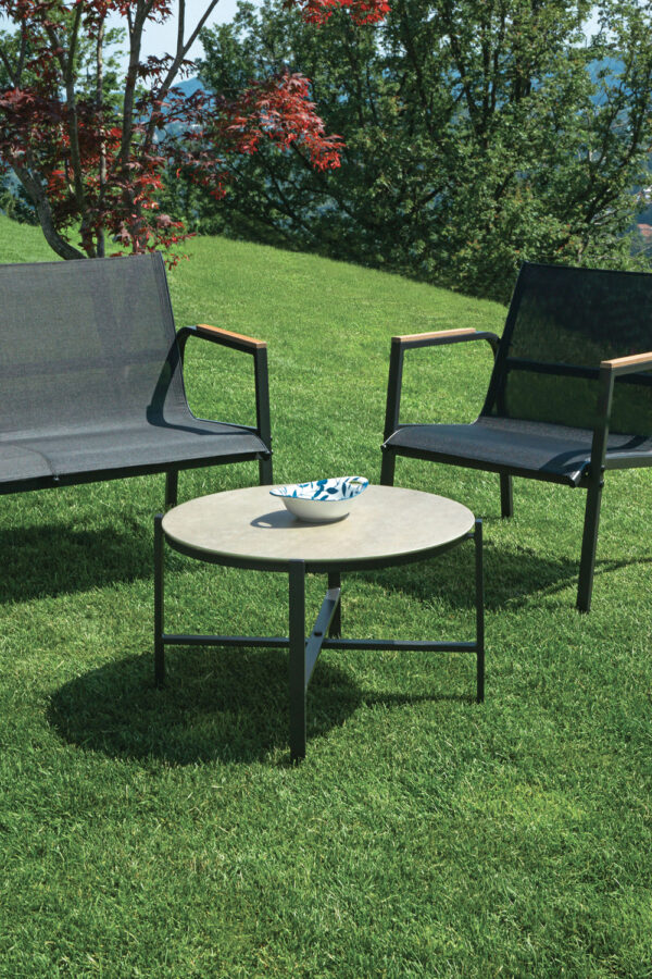 Set Tarquinia - Composto Da 2 Poltrone, 1 Divano E Un Tavolino Con Piano In Ceramic Glass Ø 65 Cm X 41 Cm - Textilene E Struttura In Ferro Epoxy Verde (V) - Braccioli In Resin Wood