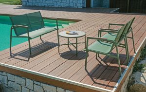 Set Tarquinia - Composto Da 2 Poltrone, 1 Divano E Un Tavolino Con Piano In Ceramic Glass Ø 65 Cm X 41 Cm - Textilene E Struttura In Ferro Epoxy Verde (V) - Braccioli In Resin Wood