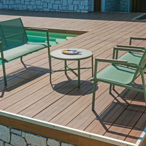 Set Tarquinia - Composto Da 2 Poltrone, 1 Divano E Un Tavolino Con Piano In Ceramic Glass Ø 65 Cm X 41 Cm - Textilene E Struttura In Ferro Epoxy Verde (V) - Braccioli In Resin Wood