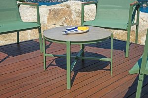 Set Tarquinia - Composto Da 2 Poltrone, 1 Divano E Un Tavolino Con Piano In Ceramic Glass Ø 65 Cm X 41 Cm - Textilene E Struttura In Ferro Epoxy Verde (V) - Braccioli In Resin Wood