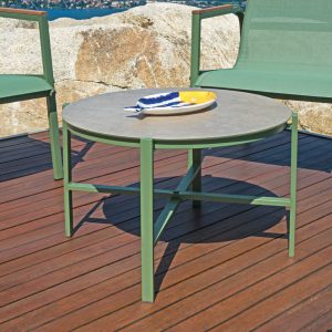 Set Tarquinia - Composto Da 2 Poltrone, 1 Divano E Un Tavolino Con Piano In Ceramic Glass Ø 65 Cm X 41 Cm - Textilene E Struttura In Ferro Epoxy Verde (V) - Braccioli In Resin Wood