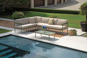 Set Torvaianica - Salotto Angolare Composto Da Due Divani  3 Posti Di Cui Uno Trasformabile In Lettino Con Schienale Regolabile E Un Tavolino Con Piano A Doghe 110 X 60 X 32 Cm - Struttura Alluminio Verde (V - Cuscini Sfoderabili  E Tre Pillow Decorativi