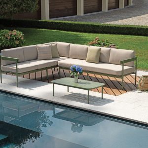 Set Torvaianica - Salotto Angolare Composto Da Due Divani 3 Posti Di Cui Uno Trasformabile In Lettino Con Schienale Regolabile E Un Tavolino Con Piano A Doghe 110 X 60 X 32 Cm - Struttura Alluminio Verde (V - Cuscini Sfoderabili E Tre Pillow Decorativi