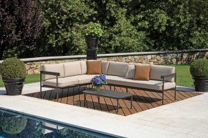 Set Torvaianica - Salotto Angolare Composto Da Due Divani  3 Posti Di Cui Uno Trasformabile In Lettino Con Schienale Regolabile E Un Tavolino Con Piano A Doghe 110 X 60 X 32 Cm - Struttura Alluminio Verde (V - Cuscini Sfoderabili  E Tre Pillow Decorativi