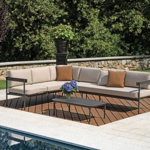 Set Torvaianica - Salotto Angolare Composto Da Due Divani 3 Posti Di Cui Uno Trasformabile In Lettino Con Schienale Regolabile E Un Tavolino Con Piano A Doghe 110 X 60 X 32 Cm - Struttura Alluminio Verde (V - Cuscini Sfoderabili E Tre Pillow Decorativi