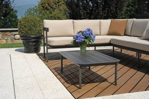 Set Torvaianica - Salotto Angolare Composto Da Due Divani  3 Posti Di Cui Uno Trasformabile In Lettino Con Schienale Regolabile E Un Tavolino Con Piano A Doghe 110 X 60 X 32 Cm - Struttura Alluminio Verde (V - Cuscini Sfoderabili  E Tre Pillow Decorativi