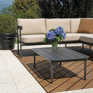 Set Torvaianica - Salotto Angolare Composto Da Due Divani 3 Posti Di Cui Uno Trasformabile In Lettino Con Schienale Regolabile E Un Tavolino Con Piano A Doghe 110 X 60 X 32 Cm - Struttura Alluminio Verde (V - Cuscini Sfoderabili E Tre Pillow Decorativi