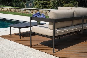 Set Torvaianica - Salotto Angolare Composto Da Due Divani  3 Posti Di Cui Uno Trasformabile In Lettino Con Schienale Regolabile E Un Tavolino Con Piano A Doghe 110 X 60 X 32 Cm - Struttura Alluminio Verde (V - Cuscini Sfoderabili  E Tre Pillow Decorativi