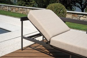 Set Torvaianica - Salotto Angolare Composto Da Due Divani  3 Posti Di Cui Uno Trasformabile In Lettino Con Schienale Regolabile E Un Tavolino Con Piano A Doghe 110 X 60 X 32 Cm - Struttura Alluminio Verde (V - Cuscini Sfoderabili  E Tre Pillow Decorativi