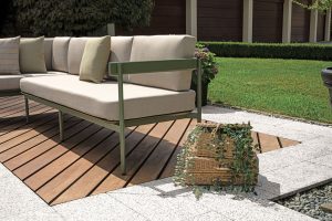 Set Torvaianica - Salotto Angolare Composto Da Due Divani  3 Posti Di Cui Uno Trasformabile In Lettino Con Schienale Regolabile E Un Tavolino Con Piano A Doghe 110 X 60 X 32 Cm - Struttura Alluminio Verde (V - Cuscini Sfoderabili  E Tre Pillow Decorativi