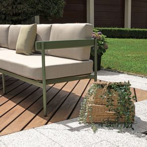 Set Torvaianica - Salotto Angolare Composto Da Due Divani 3 Posti Di Cui Uno Trasformabile In Lettino Con Schienale Regolabile E Un Tavolino Con Piano A Doghe 110 X 60 X 32 Cm - Struttura Alluminio Verde (V - Cuscini Sfoderabili E Tre Pillow Decorativi