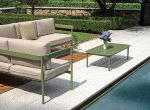 Set Torvaianica - Salotto Angolare Composto Da Due Divani  3 Posti Di Cui Uno Trasformabile In Lettino Con Schienale Regolabile E Un Tavolino Con Piano A Doghe 110 X 60 X 32 Cm - Struttura Alluminio Verde (V - Cuscini Sfoderabili  E Tre Pillow Decorativi