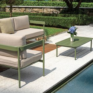 Set Torvaianica - Salotto Angolare Composto Da Due Divani 3 Posti Di Cui Uno Trasformabile In Lettino Con Schienale Regolabile E Un Tavolino Con Piano A Doghe 110 X 60 X 32 Cm - Struttura Alluminio Verde (V - Cuscini Sfoderabili E Tre Pillow Decorativi