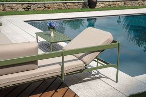 Set Torvaianica - Salotto Angolare Composto Da Due Divani  3 Posti Di Cui Uno Trasformabile In Lettino Con Schienale Regolabile E Un Tavolino Con Piano A Doghe 110 X 60 X 32 Cm - Struttura Alluminio Verde (V - Cuscini Sfoderabili  E Tre Pillow Decorativi