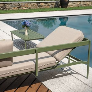 Set Torvaianica - Salotto Angolare Composto Da Due Divani 3 Posti Di Cui Uno Trasformabile In Lettino Con Schienale Regolabile E Un Tavolino Con Piano A Doghe 110 X 60 X 32 Cm - Struttura Alluminio Verde (V - Cuscini Sfoderabili E Tre Pillow Decorativi
