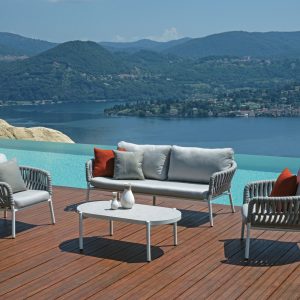 Set Maratea - Composto Da 2 Poltrone, Un Divano A Tre Posti - E Un Tavolino Piano In Ceramic Glass Effetto Cemento 110 X 60 X 40 Cm - Struttura In Alluminio E Corda - Cuscini Sfoderabili E Pillow Decorativi