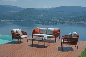 Set Maratea - Composto Da 2 Poltrone, Un Divano A Tre Posti - E Un Tavolino Piano In Ceramic Glass Effetto Cemento 110 X 60 X 40 Cm - Struttura In Alluminio  E Corda - Cuscini Sfoderabili  E Pillow Decorativi