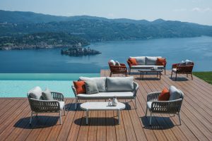 Set Maratea - Composto Da 2 Poltrone, Un Divano A Tre Posti - E Un Tavolino Piano In Ceramic Glass Effetto Cemento 110 X 60 X 40 Cm - Struttura In Alluminio  E Corda - Cuscini Sfoderabili  E Pillow Decorativi