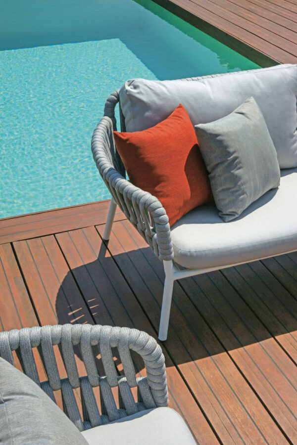 Set Maratea - Composto Da 2 Poltrone, Un Divano A Tre Posti - E Un Tavolino Piano In Ceramic Glass Effetto Cemento 110 X 60 X 40 Cm - Struttura In Alluminio  E Corda - Cuscini Sfoderabili  E Pillow Decorativi