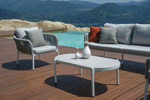 Set Maratea - Composto Da 2 Poltrone, Un Divano A Tre Posti - E Un Tavolino Piano In Ceramic Glass Effetto Cemento 110 X 60 X 40 Cm - Struttura In Alluminio  E Corda - Cuscini Sfoderabili  E Pillow Decorativi