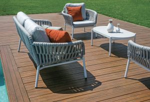 Set Maratea - Composto Da 2 Poltrone, Un Divano A Tre Posti - E Un Tavolino Piano In Ceramic Glass Effetto Cemento 110 X 60 X 40 Cm - Struttura In Alluminio  E Corda - Cuscini Sfoderabili  E Pillow Decorativi