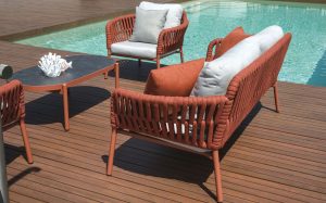 Set Maratea - Composto Da 2 Poltrone, Un Divano A Tre Posti - E Un Tavolino Piano In Ceramic Glass Effetto Cemento 110 X 60 X 40 Cm - Struttura In Alluminio  E Corda - Cuscini Sfoderabili  E Pillow Decorativi