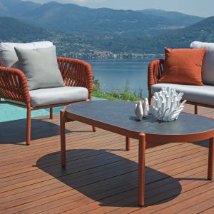 Set Maratea - Composto Da 2 Poltrone, Un Divano A Tre Posti - E Un Tavolino Piano In Ceramic Glass Effetto Cemento 110 X 60 X 40 Cm - Struttura In Alluminio E Corda - Cuscini Sfoderabili E Pillow Decorativi