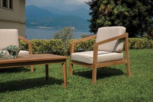 Set Riace - Composto Da 2 Poltrone, Un Divano A 2 Posti - Un Tavolino 120 X 60 X 45 Cm - In Legno Di Teak Fsc - Cuscini Ecrù