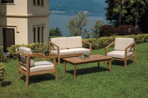 Set Riace - Composto Da 2 Poltrone, Un Divano A 2 Posti - Un Tavolino 120 X 60 X 45 Cm - In Legno Di Teak Fsc - Cuscini Ecrù