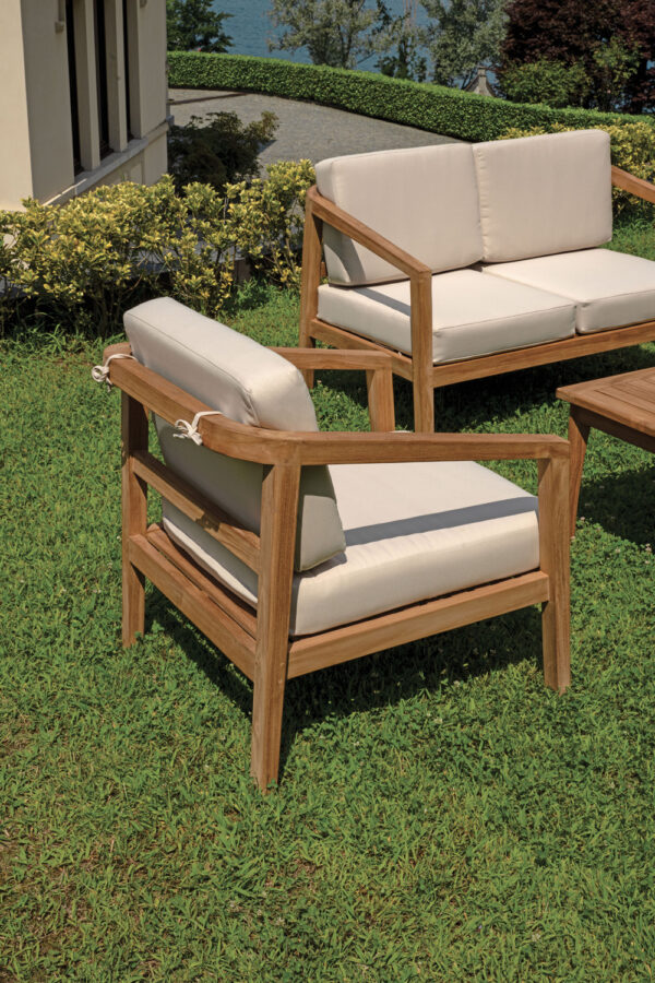 Set Riace - Composto Da 2 Poltrone, Un Divano A 2 Posti - Un Tavolino 120 X 60 X 45 Cm - In Legno Di Teak Fsc - Cuscini Ecrù