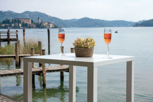 Tavolo Iseo  Alto Contract - Acciaio 60 X 60 Cm - Da Montare - Impilabile Con Gommini Distanziatori - Gambe 4,5 Cm X 4,5 Cm X 1,5 Mm Con Piedini Regolabili -