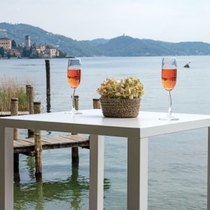 Tavolo Iseo  Alto Contract - Acciaio 60 X 60 Cm - Da Montare - Impilabile Con Gommini Distanziatori - Gambe 4,5 Cm X 4,5 Cm X 1,5 Mm Con Piedini Regolabili -