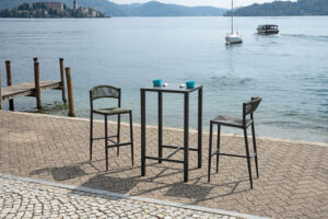 Tavolo Iseo  Alto Contract - Acciaio 60 X 60 Cm - Da Montare - Impilabile Con Gommini Distanziatori - Gambe 4,5 Cm X 4,5 Cm X 1,5 Mm Con Piedini Regolabili -