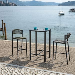 Tavolo Iseo  Alto Contract - Acciaio 60 X 60 Cm - Da Montare - Impilabile Con Gommini Distanziatori - Gambe 4,5 Cm X 4,5 Cm X 1,5 Mm Con Piedini Regolabili -