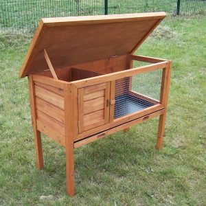 Conigliera in legno.