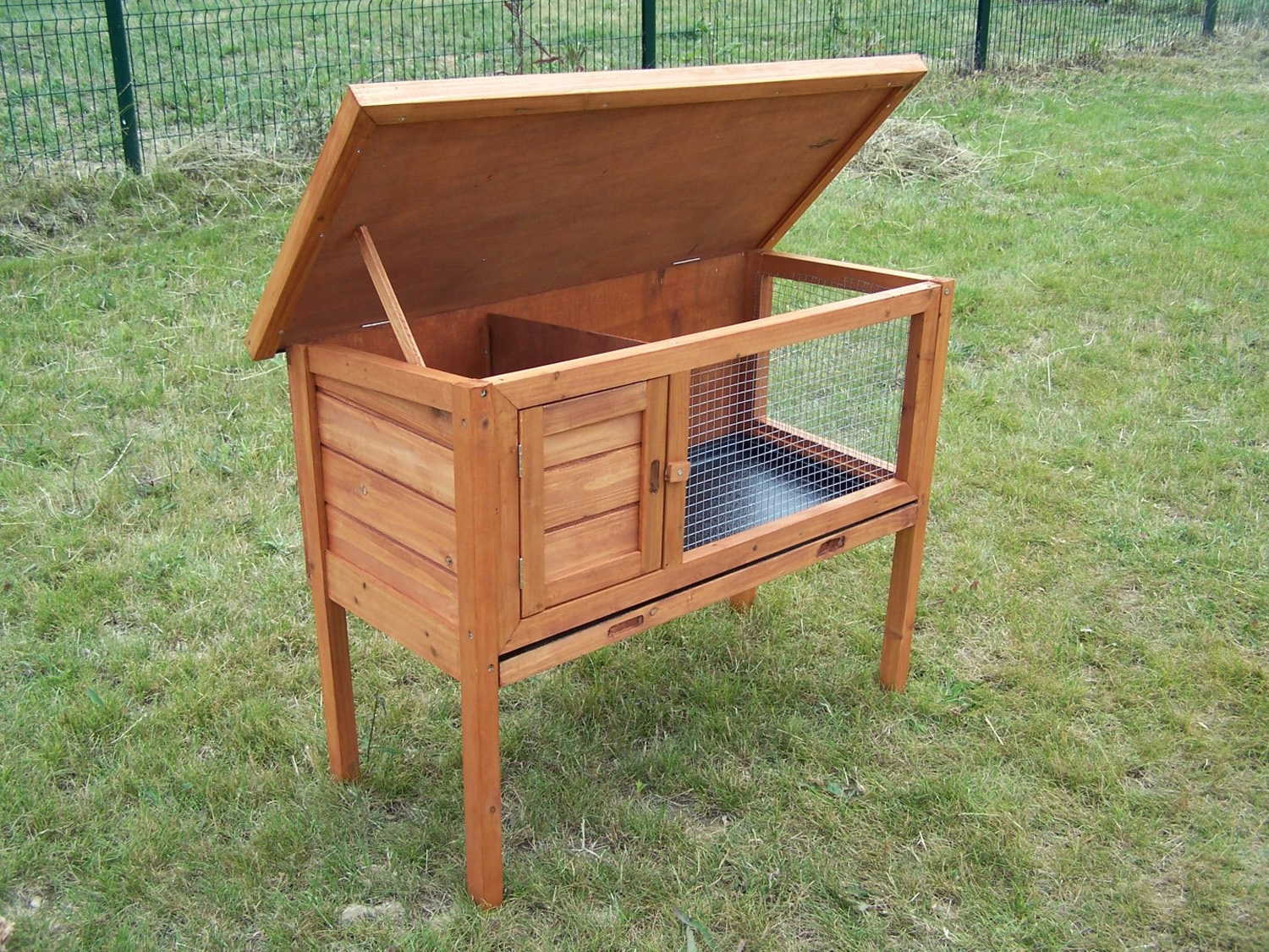 Conigliera in legno. - immagine 2