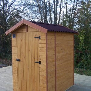 Casetta Eden con pannelli in abete da 16 mm., con pavimento e WC a secco.