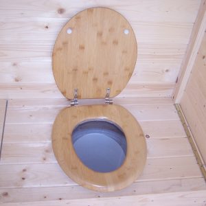 Casetta Eden con pannelli in abete da 16 mm., con pavimento e WC a secco.