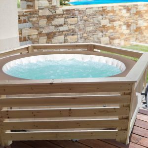 Rivestimento esagonale in legno abete massiccio.