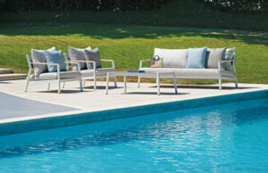 Set Cassis - Composto Da 2 Poltrone, Un Divano A Tre Posti E Un Tavolino 120 X 65 X 38 Cm Con Piano In Ceramic Glass - Effetto Ardesia - Struttura In Alluminio  E Braccioli Teak - Cuscini Sfoderabili  E Pillow